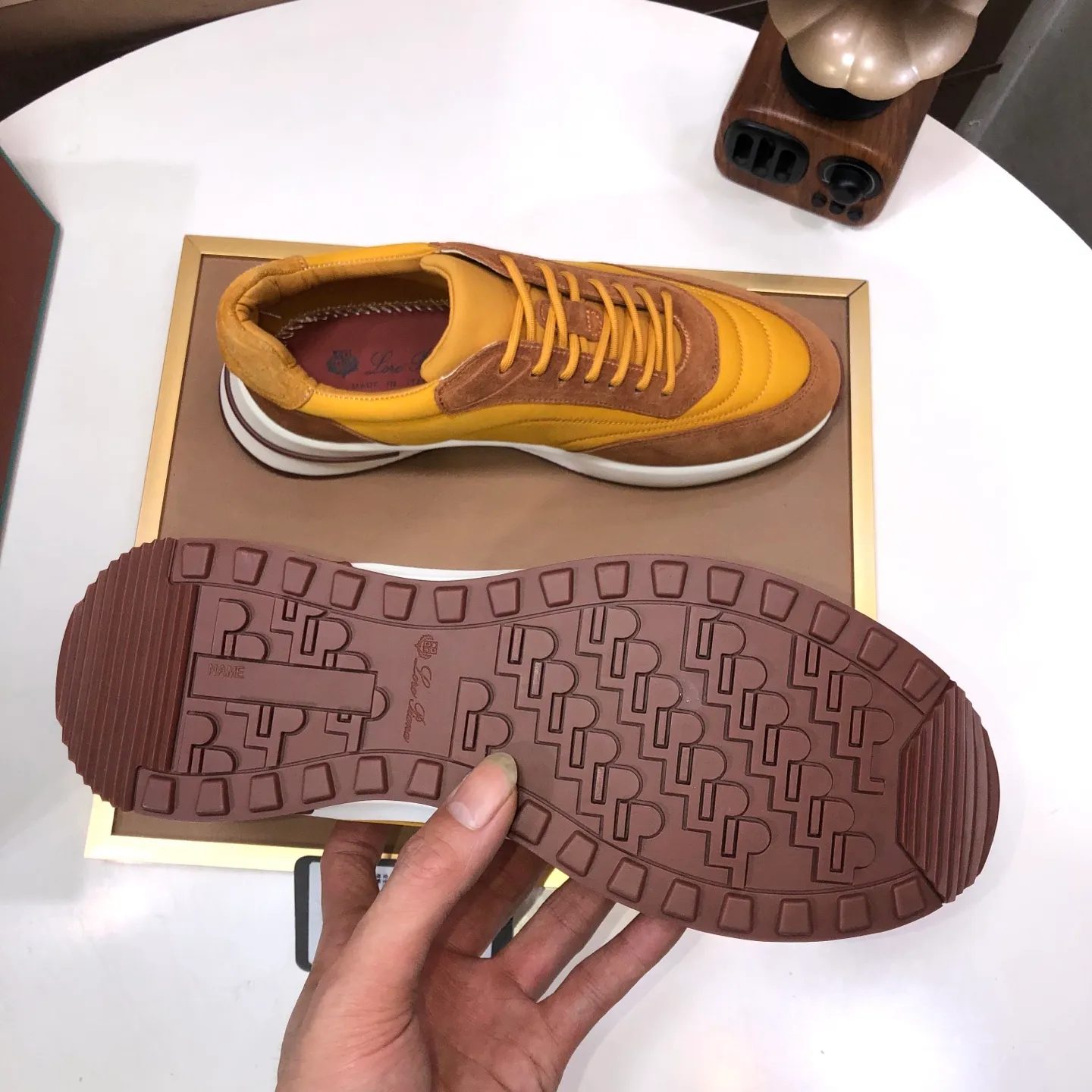 Men's shoes 💰600💰[𝐥𝐨𝐫𝐨 𝐏𝐢𝐚𝐧𝐚] lp classic loafers, an Italian treasure brand, the only brand that can match Hermès! Only after wearing it do we realize that we cannot let down our feet. The upper is imported cashmere, the lining of water-dyed cowhide ➕ the cowhide feet, the official original glass rubber outsole, and the pendant. Exclusive original packaging (tag ➕ brand paper ➕ outer box ➕ hand bag) code number: 38-45